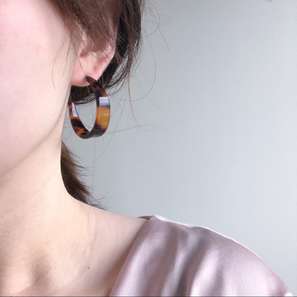 UO Style Brown Tortoise Resin Hoop Earrings - Picture 5 of 5
